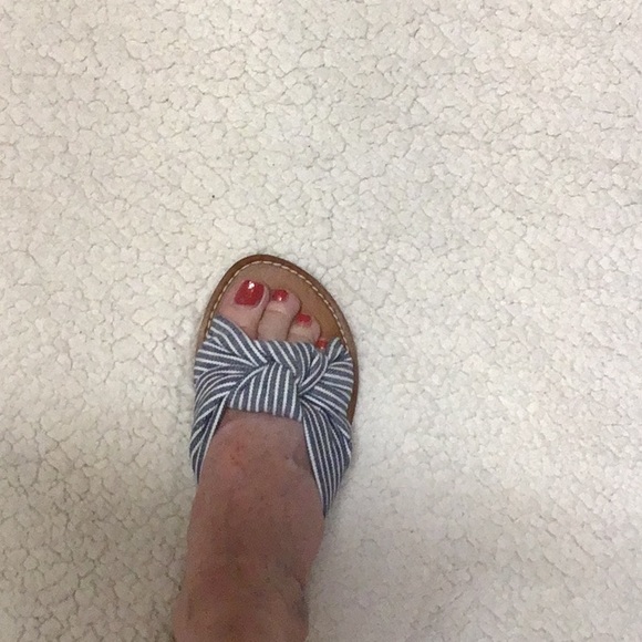 2 FOR ONE $$❣️❣️ABERCROMBIE & EVERGLADES SANDLES 6-7 - Picture 3 of 6